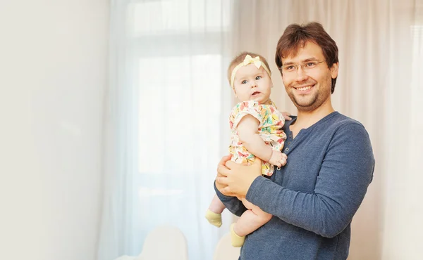 Vater mit neugeborener Tochter — Stockfoto