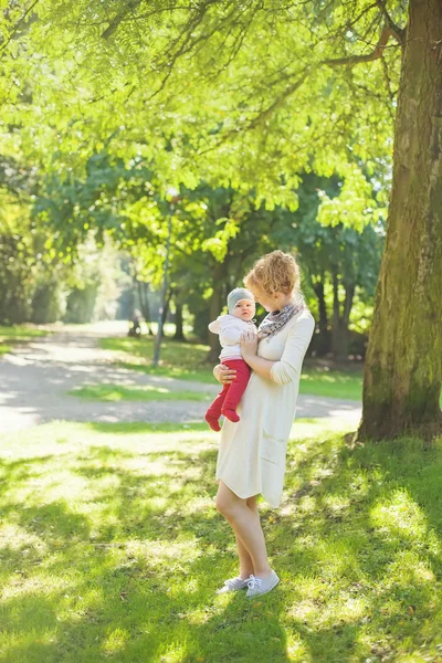 Donna che tiene in braccio suo figlio — Foto Stock