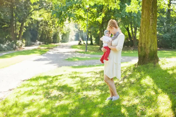 Mulher segurando seu filho — Fotografia de Stock