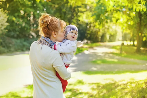 Mamma kysser hennes baby — Stockfoto