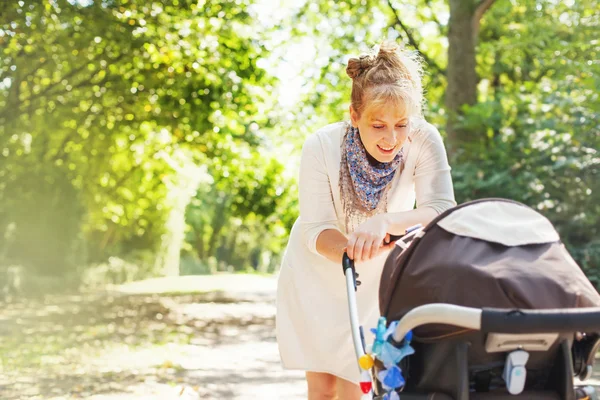 Mamma går med transport — Stockfoto