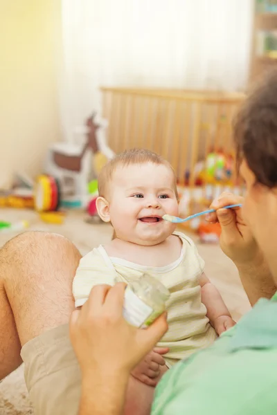 Vader voeden van zijn baby — Stockfoto