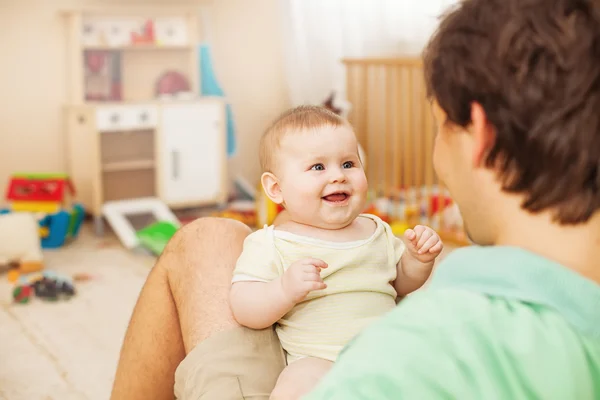 Padre alimentando a su bebé — Foto de Stock