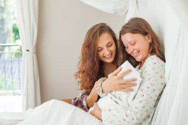 Annesi onun yeni doğan ile ziyaret kardeş