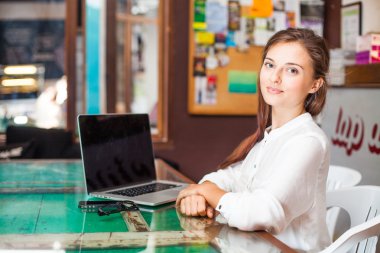 bilgisayar ile genç kadın