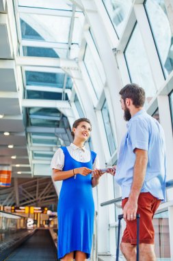 Uçuş görevlisi turist belgelerin incelenmesi