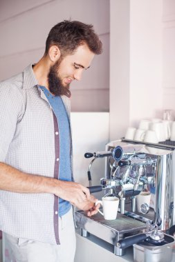 Barista kafede kahve yapıyor.