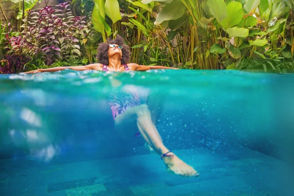 Mulher africana relaxante na piscina — Fotografia de Stock