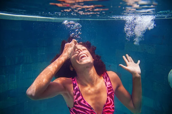 Junge Frau im Schwimmbad — Stockfoto