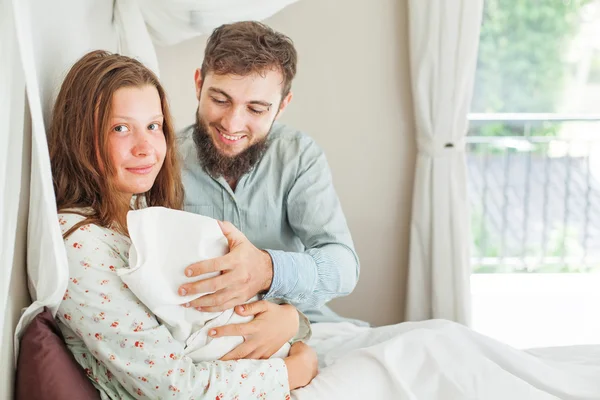 Husband supports his wife after a childbirth — Stock Photo, Image