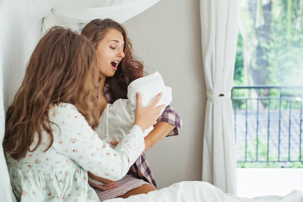 Hermana visitando a una madre con su recién nacido — Foto de Stock