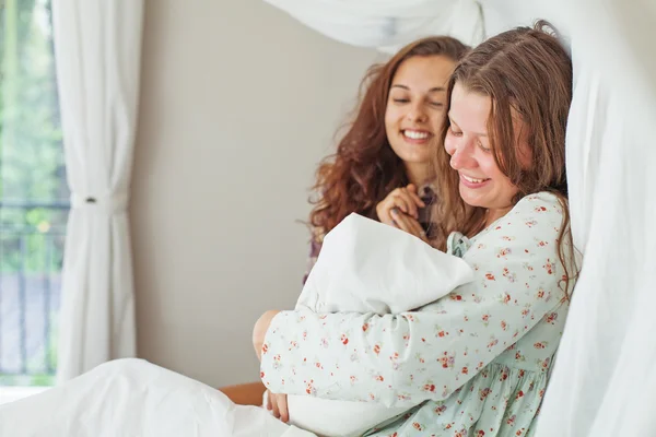 Сестра навещает мать с новорожденным — стоковое фото