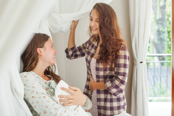 Hermana visitando a una madre con su recién nacido — Foto de Stock