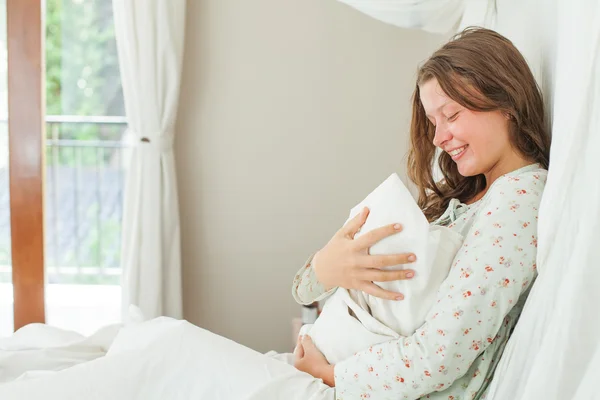 Gelukkig moeder met pasgeboren baby — Stockfoto