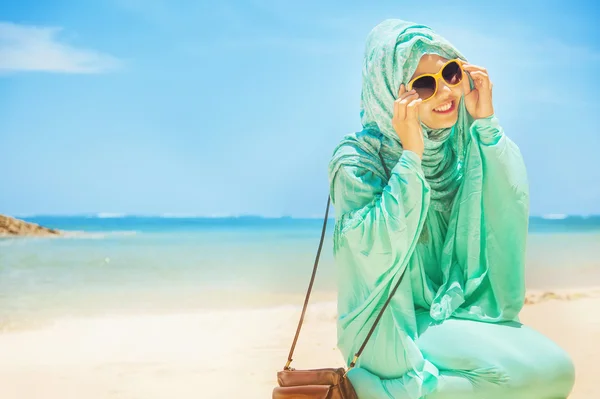 Ragazza musulmana sulla spiaggia — Foto Stock