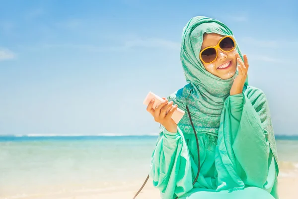 Fille musulmane sur la plage — Photo