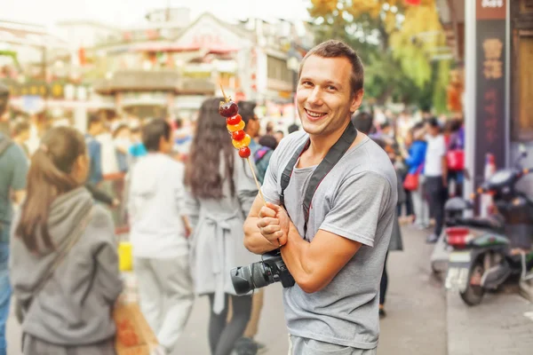 Adam bir çubuk üzerinde gıda ile — Stok fotoğraf