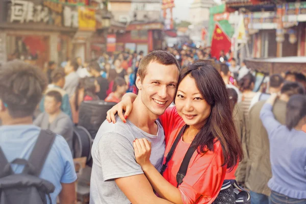 Casal abraçando na rua — Fotografia de Stock