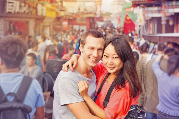 Couple hugging  on the street — Stock Photo, Image