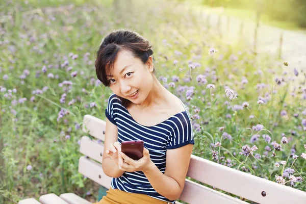 アジアの女性の携帯電話で — ストック写真