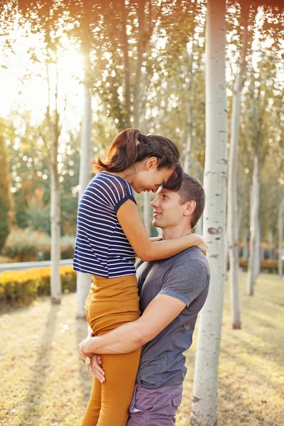 Feliz casal de raça mista — Fotografia de Stock