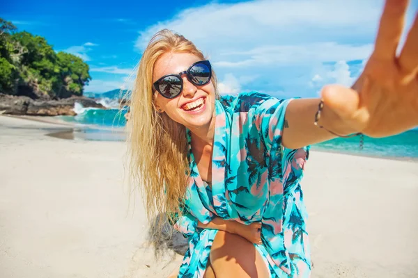 女性のビーチで selfie をやって — ストック写真