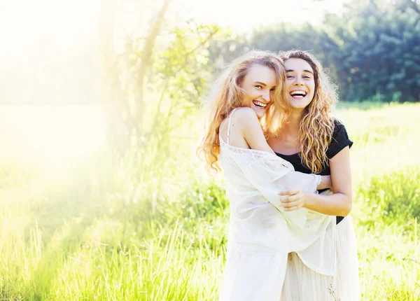 Mujeres abrazándose en el campo de verano — Foto de Stock