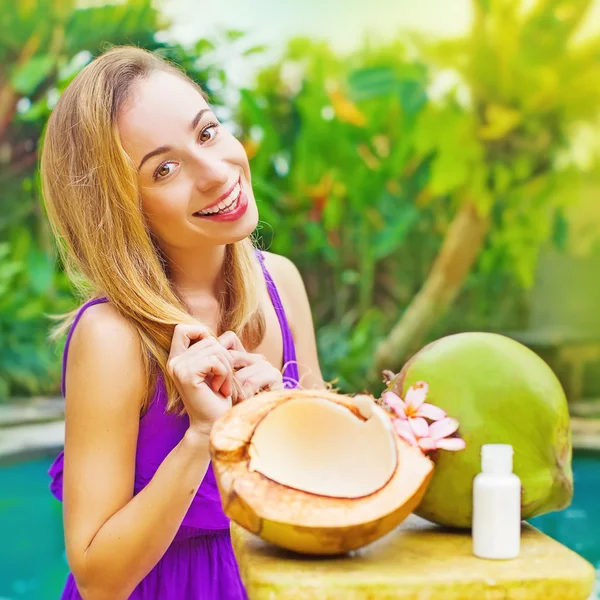 Mujer usando coco para su cuidado de belleza — Foto de Stock