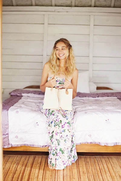 Mujer joven con bolsa — Foto de Stock