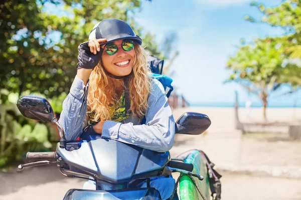 Snygg tjej Rider hennes scooter — Stockfoto