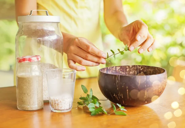 Frau kocht draußen — Stockfoto