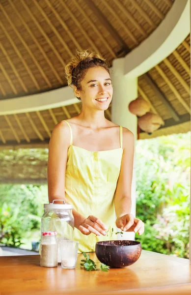 Mujer cocinar al aire libre — Foto de Stock