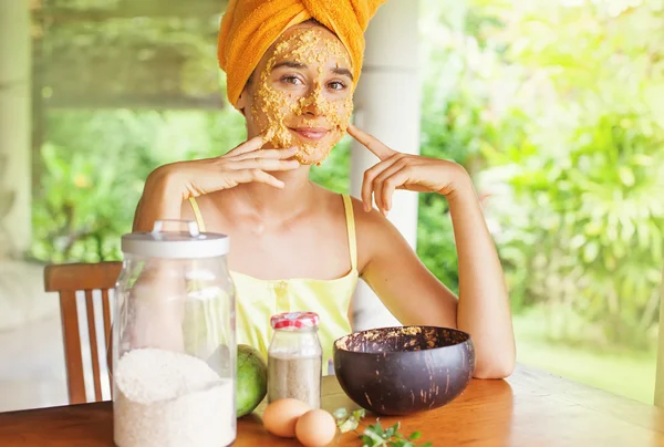 Wanita melakukan masker wajah — Stok Foto