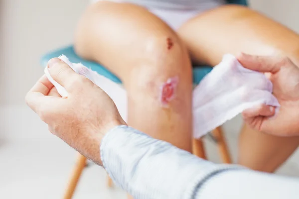 Wound cleansing process — Stock Photo, Image