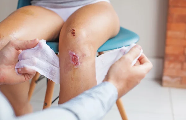 Wound cleansing process — Stock Photo, Image