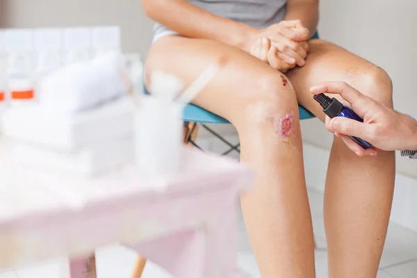 First aid for a girl — Stock Photo, Image