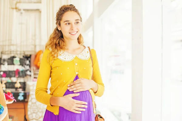 Junge schöne schwangere Frau — Stockfoto