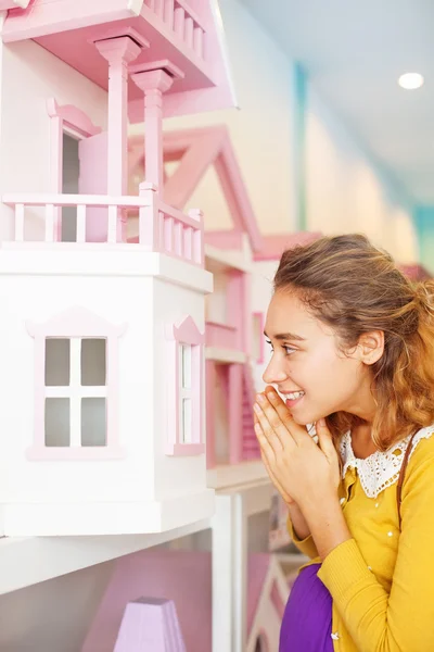 Kvinna köpa en leksak hus — Stockfoto