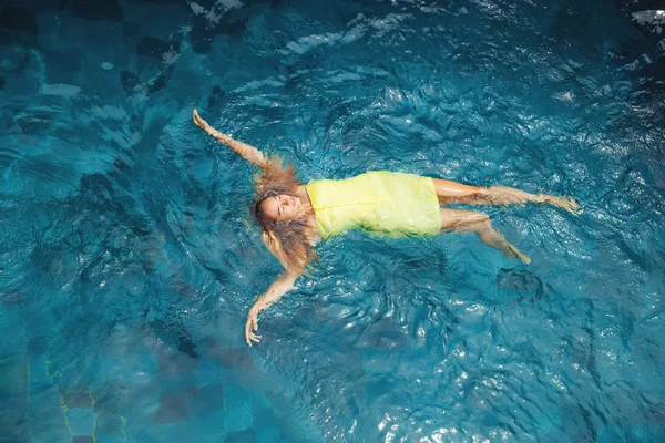 Woman swimming in the pool — Stock Photo, Image