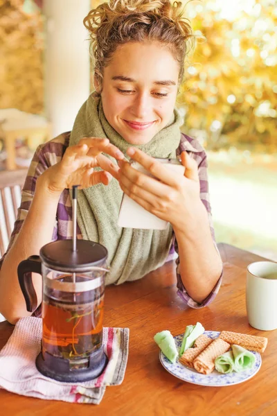 Frau surft mit ihrem Handy — Stockfoto