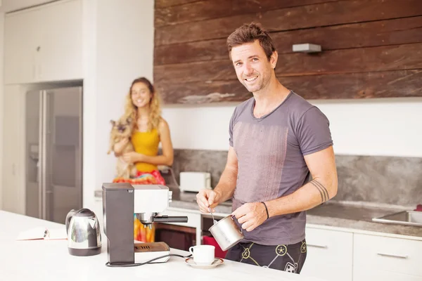 Man gör kaffe för hans flickvän — Stockfoto