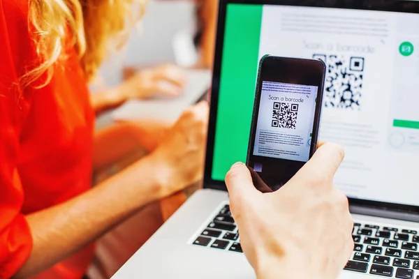 Scanning the qr-code — Stock Photo, Image