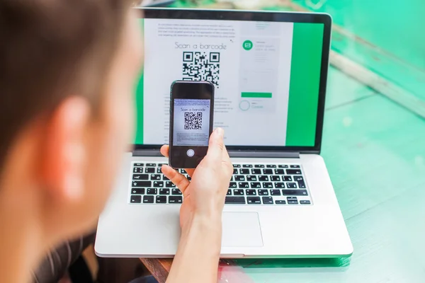 Scanning the qr-code — Stock Photo, Image