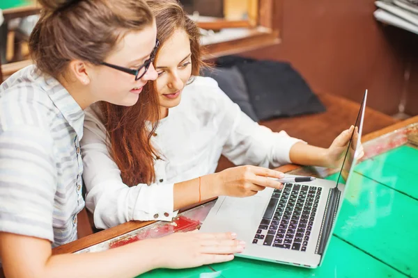 コンピューターで探している女性 — ストック写真