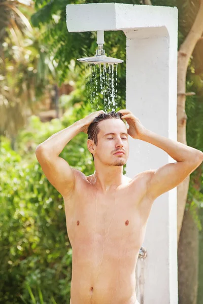 Man enjoying washing outdoors — Stock Photo, Image