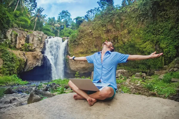 Homme avec ordinateur portable dans une jungle — Photo