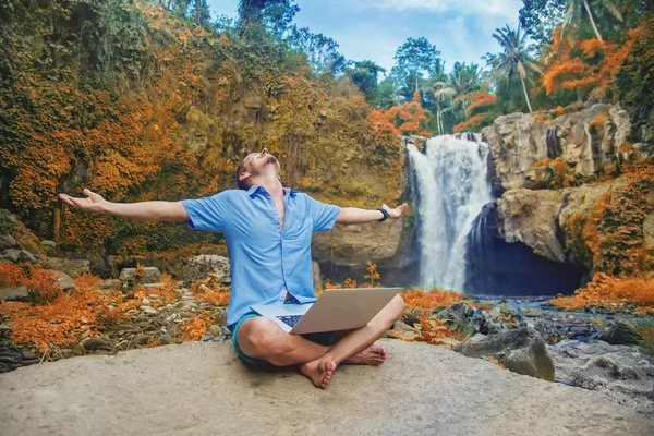 El hombre con el portátil en la selva — Foto de Stock