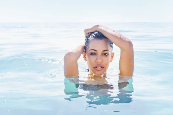 Afrikanische sexy Mädchen im Wasser — Stockfoto