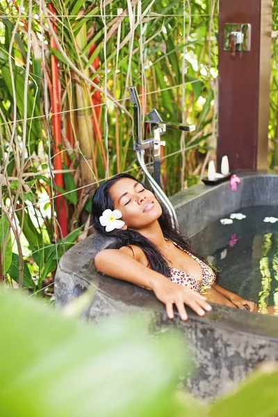 Mujer bañándose en un lujoso salón de spa — Foto de Stock