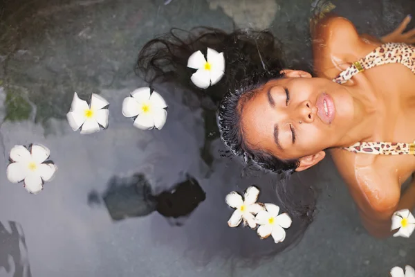 Mulher tomando banho em um salão de spa de luxo — Fotografia de Stock